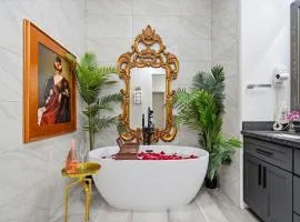 Houston's Downtown Bloom House - Spacious Floral Escape for Groups