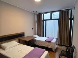 Quarto Casal aconchegante novo no coração da cidade -Ufla- restaurantes e padaria
