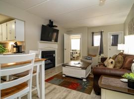 Condo in Gatlinburg very peaceful - 10 min Walk to Main Strip, khách sạn ở Gatlinburg
