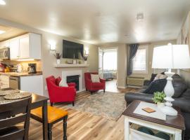 Beautiful Cozy Condo within walking distance to downtown Gatlinburg, khách sạn ở Gatlinburg