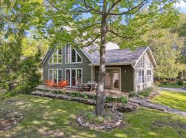 Top of the Hill Cabin by Simple Life Rental, hotel i Fish Creek