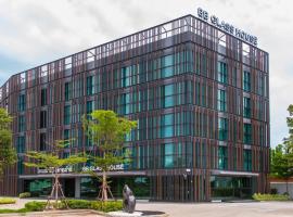บีบี กลาสเฮ้าส์ ฉะเชิงเทรา2 BB Glass House Chachoengsao Hotel، فندق في Sathani Chachoenōsao