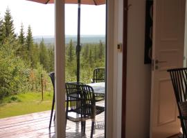 Cozy forest cabin with amazing mountain view, hotel em Torsby