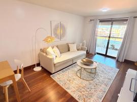 Amazing one bedroom apartment with terraces, garage & swimming pool, hôtel à Cascais