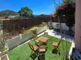 Stylish home with patio 4 min walk to the beach