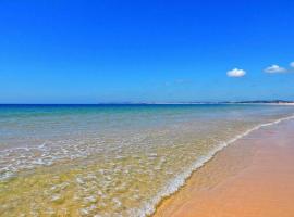 Alvor Sea Front Studio - Walk to Bech - Self Check in, Hotel in Alvor