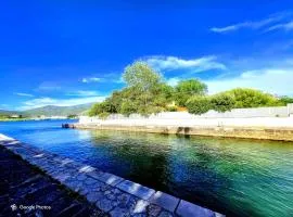 VILLA CECILIA sul LAGO fronte MARE