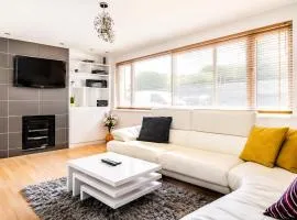 Charming semi-detached in an exclusive cul de sac