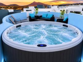 Ático de Lujo con Jacuzzi Privado en Azotea Vistas, Hotel in La Oliva