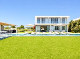 Miguel Luxury Beach Front Villa, Hotel in Fánai