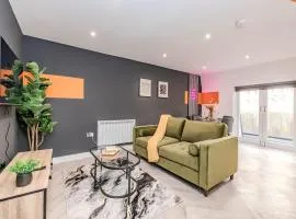 Beautiful One Bedroom Next to Brighton Beach With Sunny Balcony