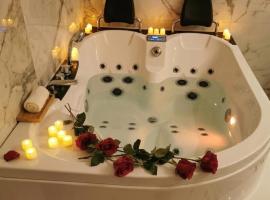 Osada Zawóz domki z balią jacuzzi i sauną nad Jeziorem Solińskim, hotel di Zawóz