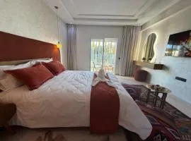 Appartement de luxe au style saharien au centre d Agadir avec balcon à 7 min à pied de la plage