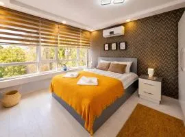 Hadrian Modern Amber Apartment in Prime Old Town Location