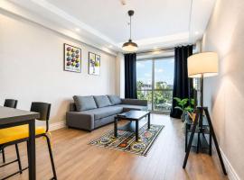 Sirius Town Apartment with Pool, Beach Access, Spa & Gym Near Mall，Aksu的飯店