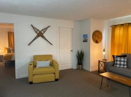 Downtown Yellow Room at Villages on Aurora, hotel v destinácii Ironwood