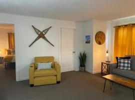 Downtown Yellow Room at Villages on Aurora