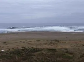 Refugio de madera frente al mar, Curiñanco