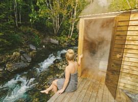 Retreat by the Falls & Riverside Sauna, hotel a Sel
