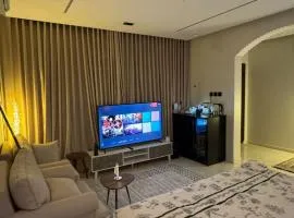 ستوديو بسرير ماستر مع جلسة جانبية