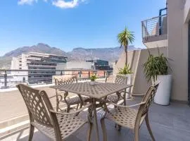 Skyline Living Table Mountain Views