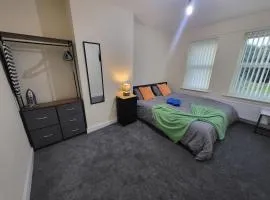 Modern 3-Bed House With Private Parking