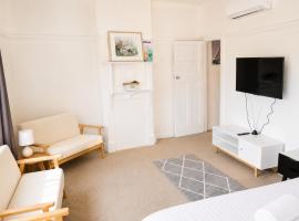Cosy 3 Bedroom Apartment In Trendy Haberfield, хотел в Сидни