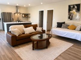 Modern 1bd Luxury Escape featuring Gourmet Kitchen and Spa Retreat bathroom tub, hotel sa SeaTac