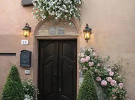 Holiday House Antica Dimora Soggiorni in langa centro storico La Morra