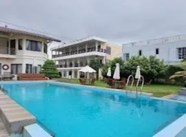 Cozzy Seaview Beach Resort