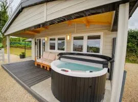 Rae's Cabin, Log Cabin with Hot Tub & Covered Deck, Carrigart