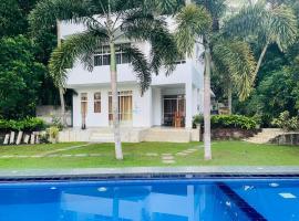 Ayujanani Resort, hotel in Induruwa
