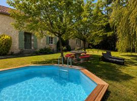 Domaine de Pourrouquet - Gîte de charme avec piscine et calme absolu en pleine nature โรงแรมในวิค-เฟซ็องเซ็ค