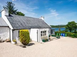 Traditional Cottage with Private Hot Tub in the Heart of Donegal