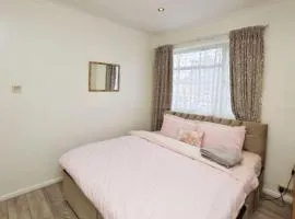 Bittern Lodge Homestay with Free Offsite Parking Spacious Kitchen with a Modern Bathroom Near the River Itchen in a peaceful neighborhood