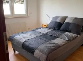 Zimmer im Erdgeschoß mit Bad und Küche