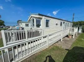 Superb 8 Berth Caravan For Hire At A Great Holiday Park In Norfolk Ref 50026M