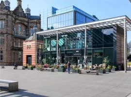 Stylish Apartment in QuarterMile Balcony & Garden View