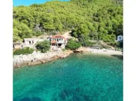 House 3 meters from the sea, isolated place ,on sunniest Island Hvar,South side,crystal clear sea