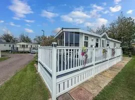 Great 6 Berth Spacious Caravan With Large Outdoor Space Ref 50056L