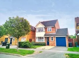 Spacious 4 Bed Detached with Free Parking Sleeps 11