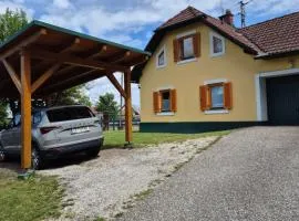 Chalet an der Sonne mit Hund in Seenähe