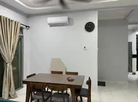 Rumah Armand near Pantai Pengkalan Balak Melaka 4Bilik 2Bilik Air Fully Aircond