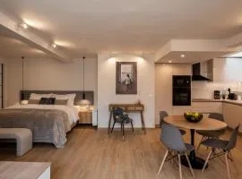 Vida Zisella Lux Garden Home 7' from Airport