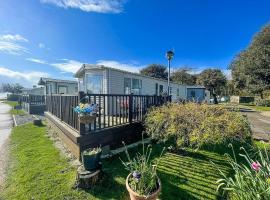 Brilliant Caravan With A Partial Sea View In Suffolk Ref 32026Az – hotel w mieście Lowestoft