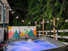 The Bluebird Cottage Style Cabin with Hot Tub near Turner Falls and Casinos, khách sạn ở Davis