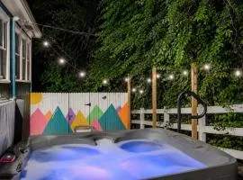 The Bluebird Cottage Style Cabin with Hot Tub near Turner Falls and Casinos