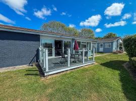 Homely Chalet On A Brilliant Holiday Park In Lowestoft Ref 12004B, hotel v destinácii Lowestoft