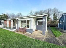 Lovely Chalet On An Excellent Holiday Park In Lowestoft Ref 12020B, hotel v destinácii Lowestoft