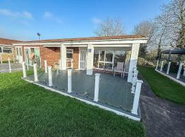 Dog Friendly Chalet At Broadland Park And Marina In Lowestoft Ref 12027B, viešbutis mieste Loustoftas